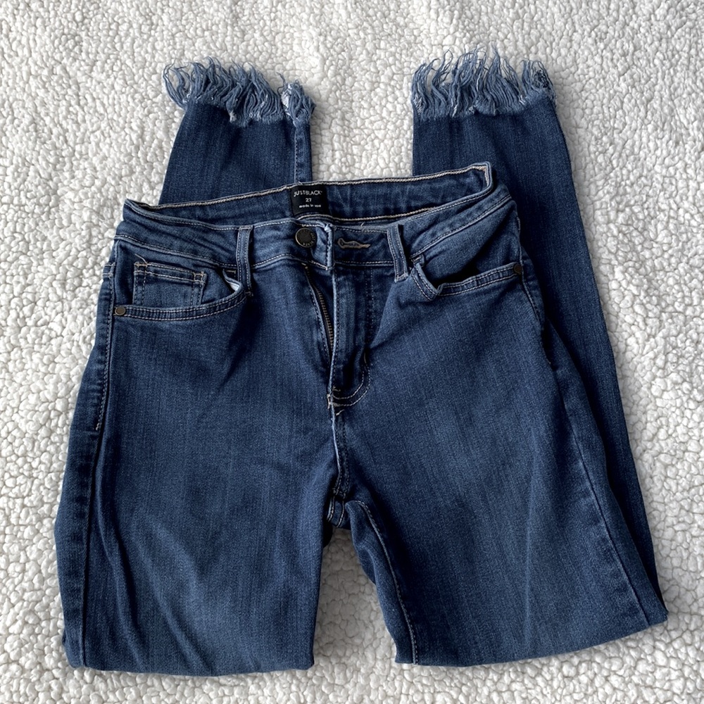 JUST BLACK | high-rise dark blue denim jeans with frayed bottoms